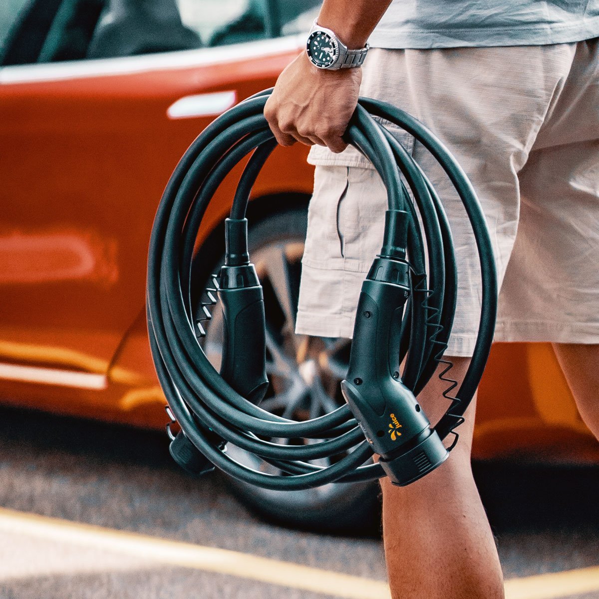 Άτομο που κρατά φορητό καλώδιο φόρτισης Type 2 για ηλεκτρικό όχημα