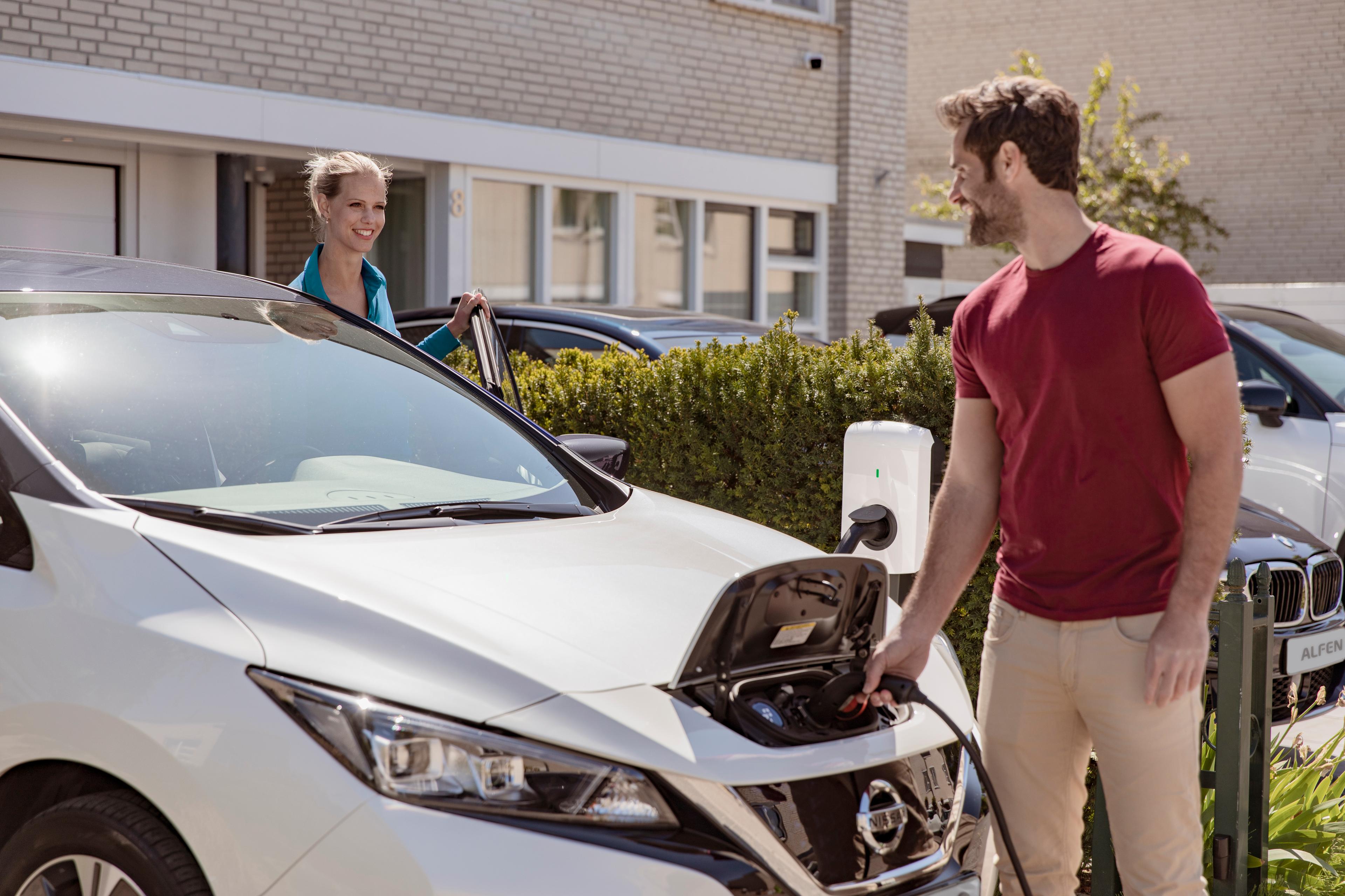 products_alfen_single_s_line_socket_car_charging_people.jpg