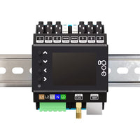Μπροστινή όψη τριφασικού ελεγκτή ισχύος go-e Controller για αποφυγή υπερφόρτωσης και χρήση φωτοβολταϊκών κατά τη φόρτιση ηλεκτρικού αυτοκινήτου. Τοποθέτηση σε ράγα πίνακα