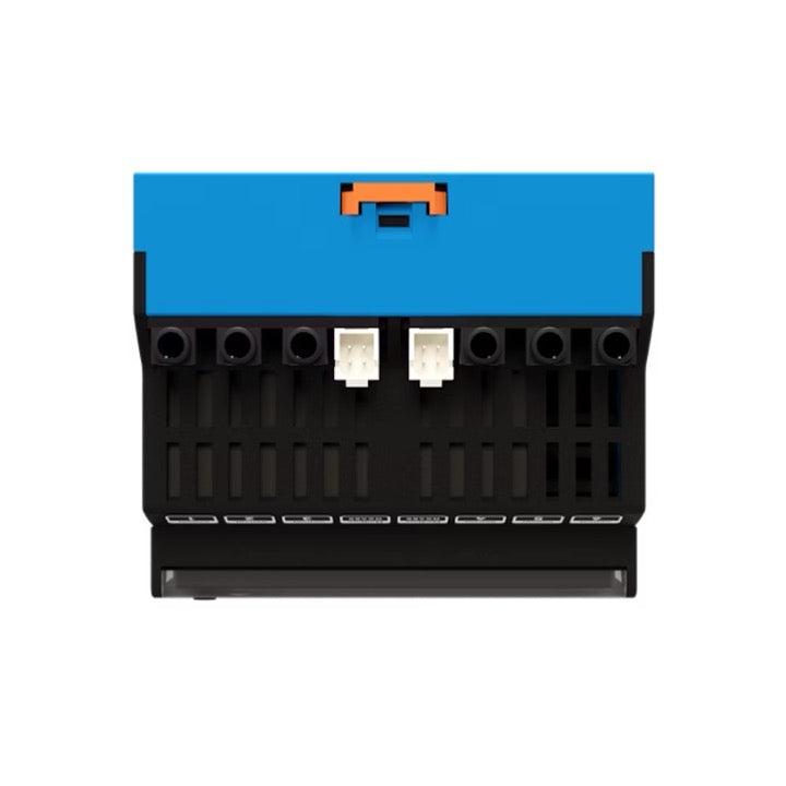 Πάνω όψη τριφασικού ελεγκτή ισχύος go-e Controller για αποφυγή υπερφόρτωσης και χρήση φωτοβολταϊκών κατά τη φόρτιση ηλεκτρικού αυτοκινήτου